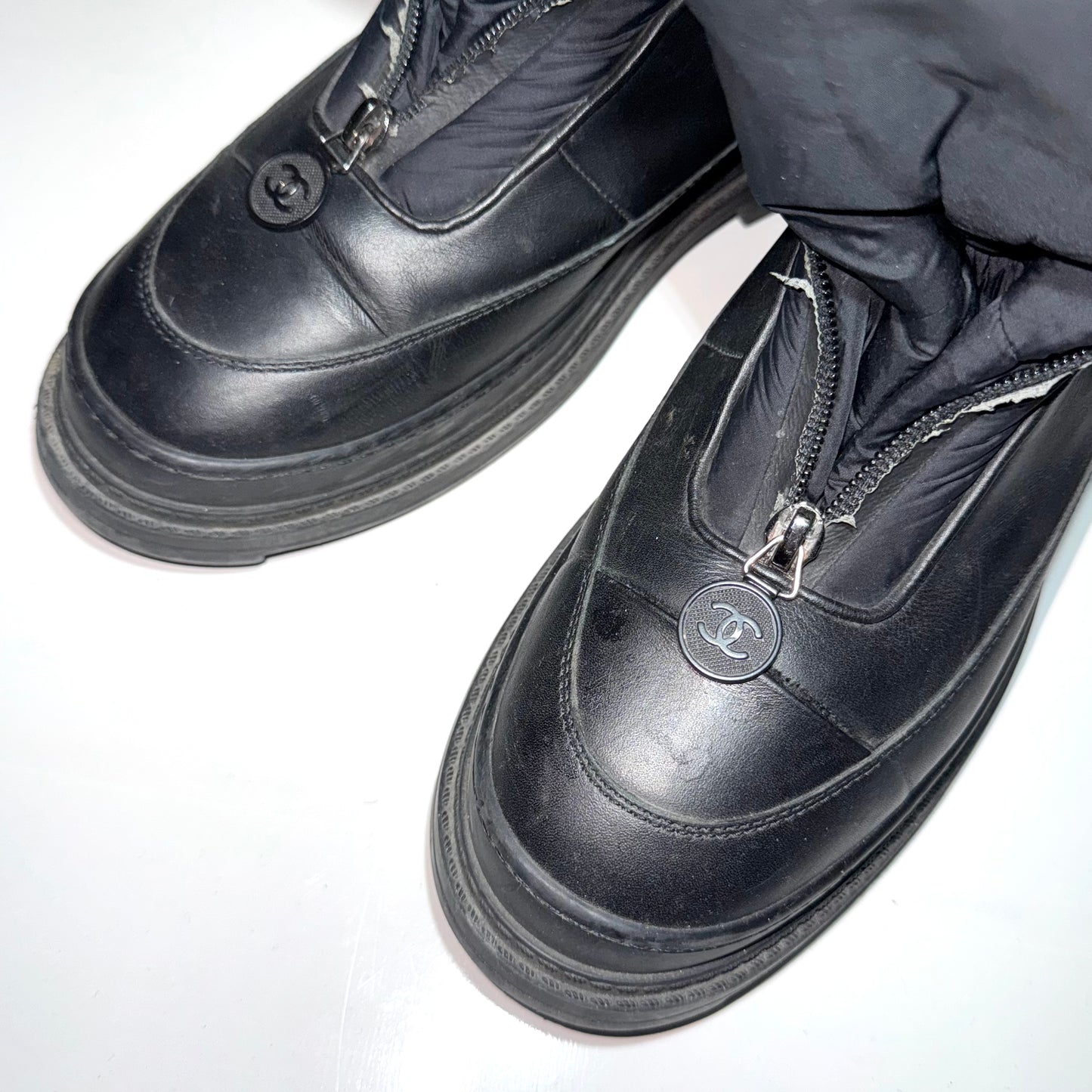 Chanel "interlocking C" leather snowboots