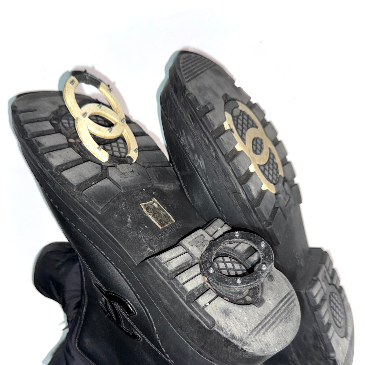 Chanel "interlocking C" leather snowboots
