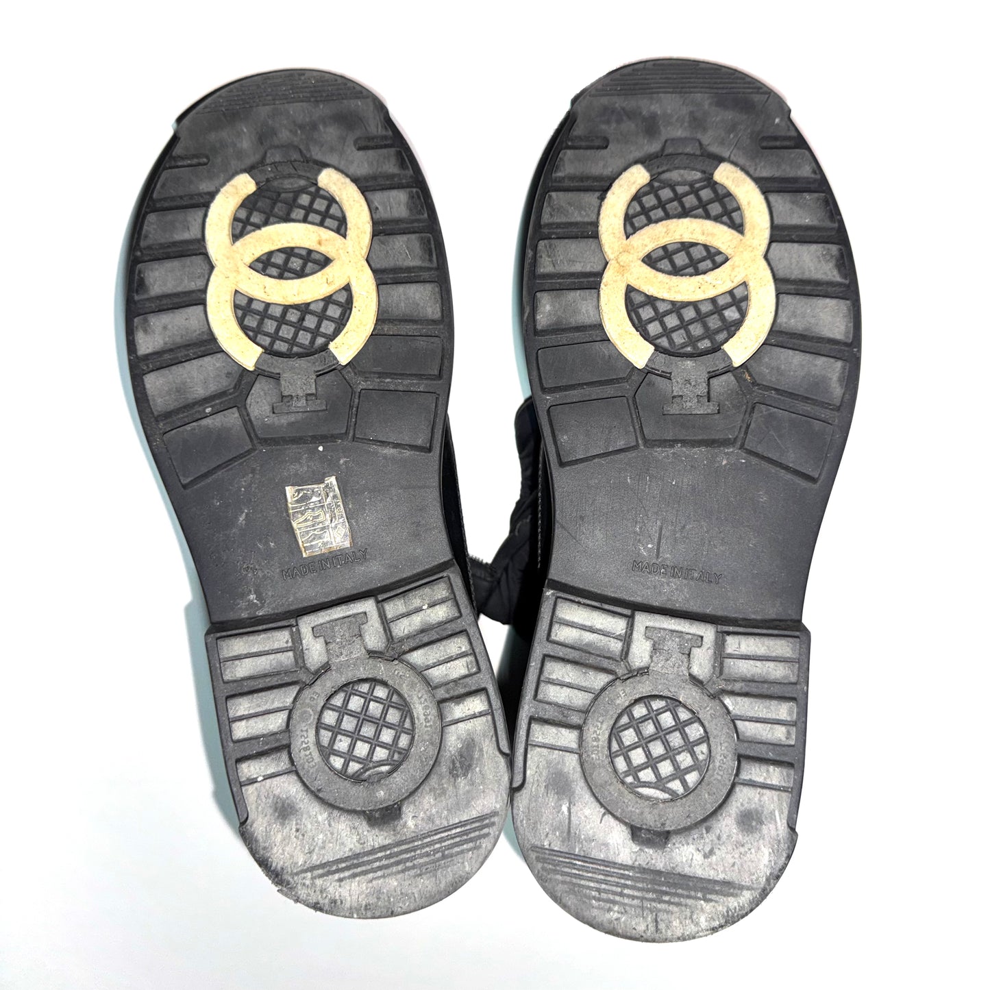 Chanel "interlocking C" leather snowboots