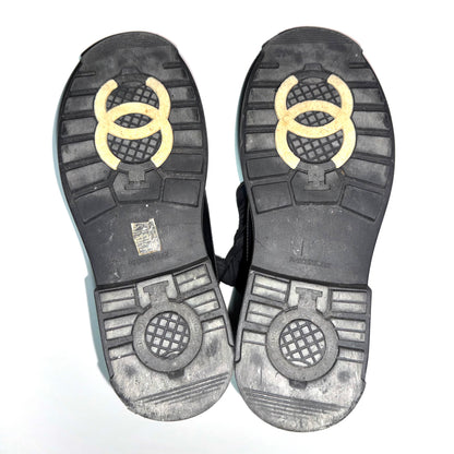 Chanel "interlocking C" leather snowboots